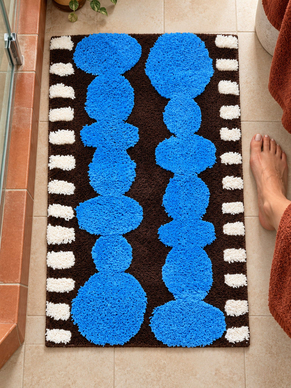 Electric Blue Pebbles Retro Bath Mat — bathroom context detail