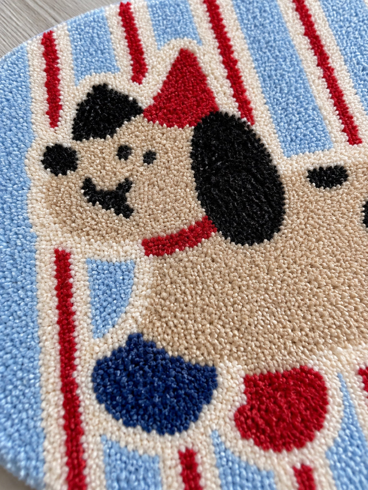 Blue and red striped playful pup mat, 50 x 80 cm, close-up of the dog motif, stripes and textured surface.