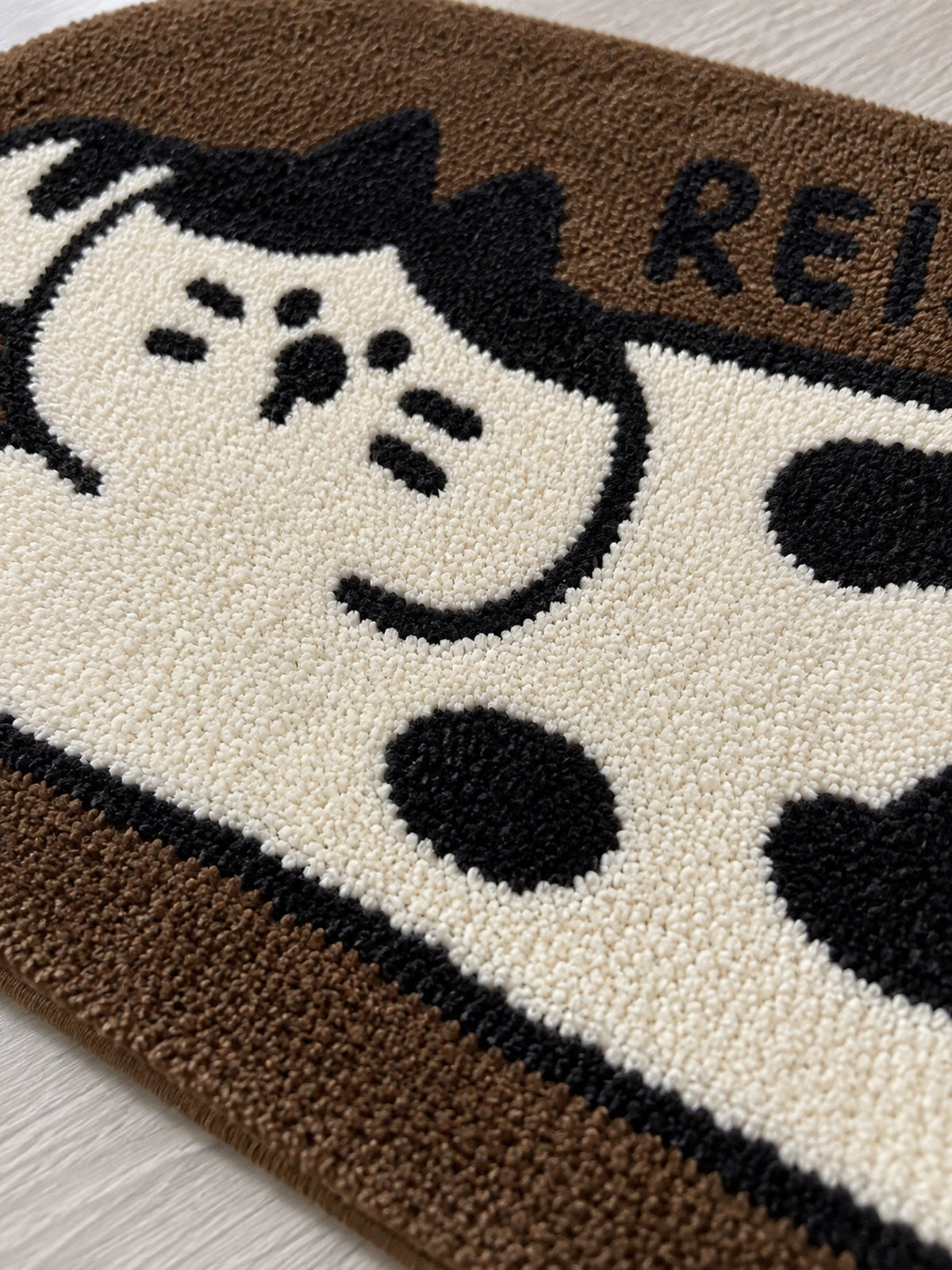 Relaxed Spotted Cat Bath Mat — surface detail