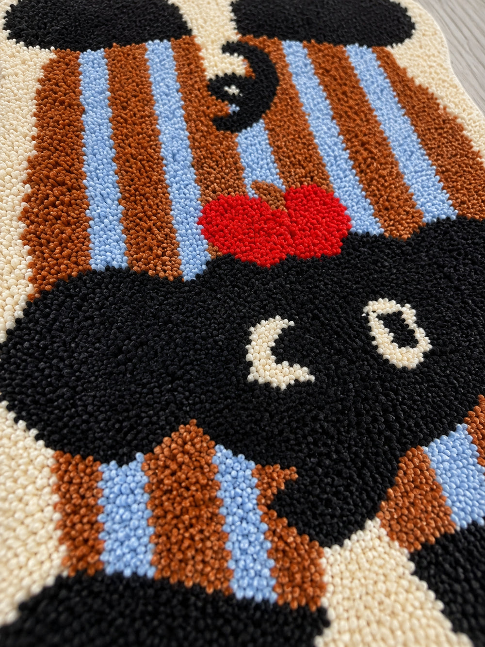 Retro Striped Elephant Shaped Bath Mat — Surface detail