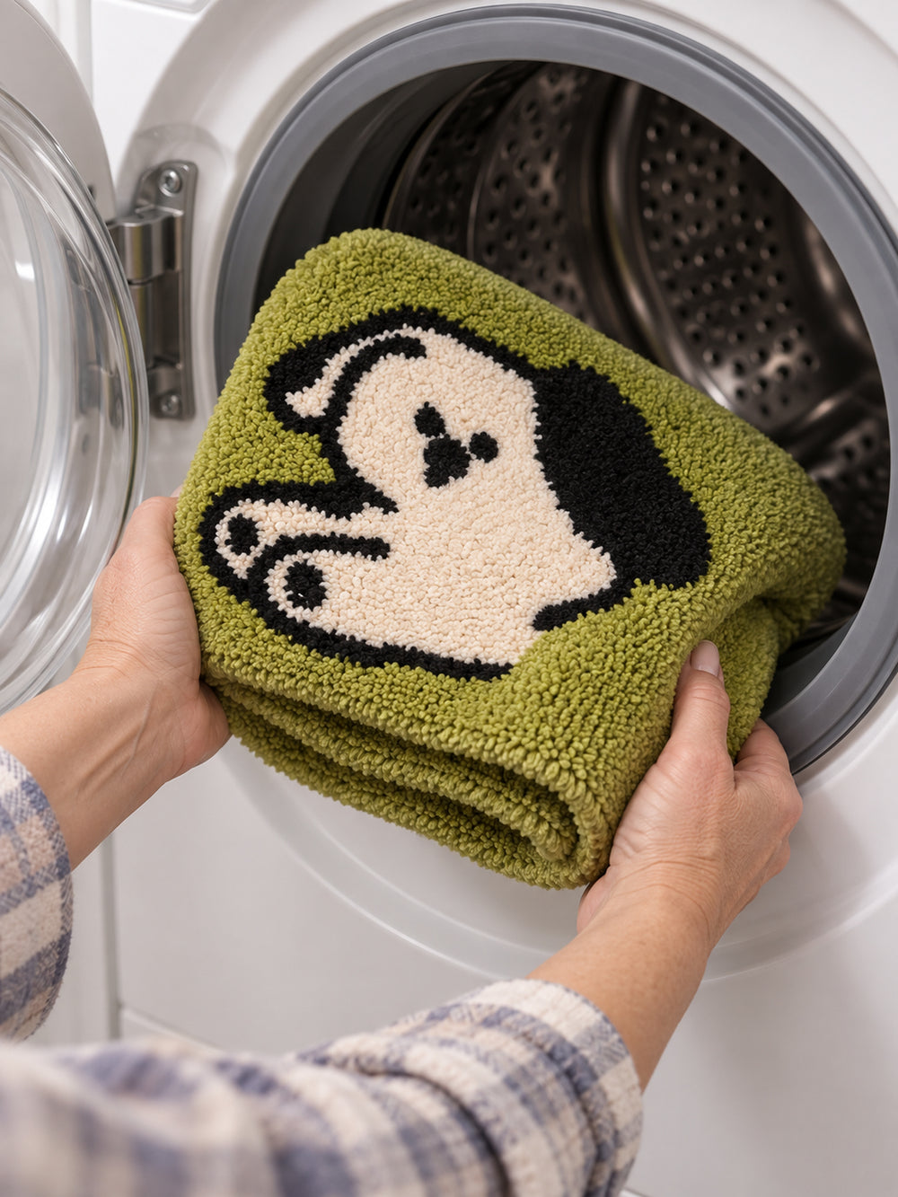 Stretching Spotted Puppy Bath Mat - Green — machine wash