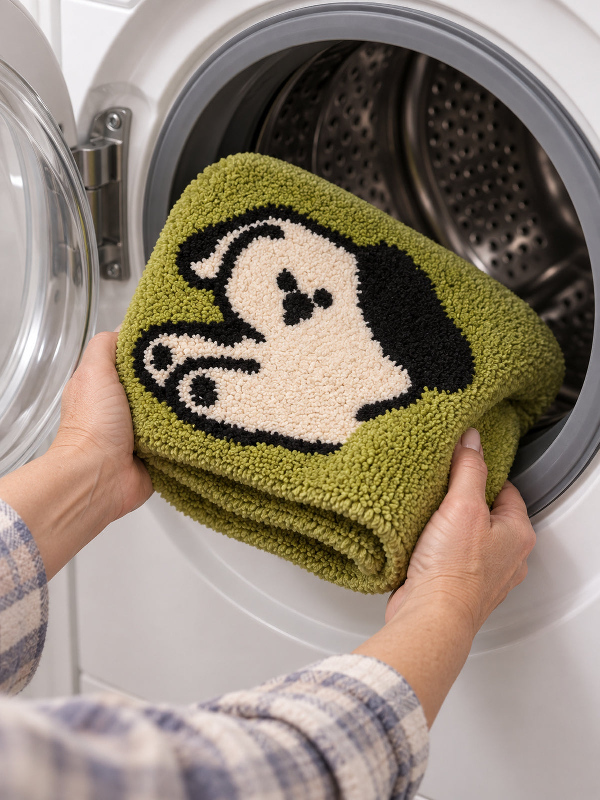 Stretching Spotted Puppy Bath Mat - Green — machine wash